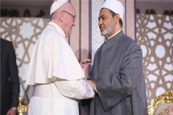 الإمام الأكبر يهنئ البابا فرنسيس والمسيحين حول العالم بأعياد الميلاد المجيدة
