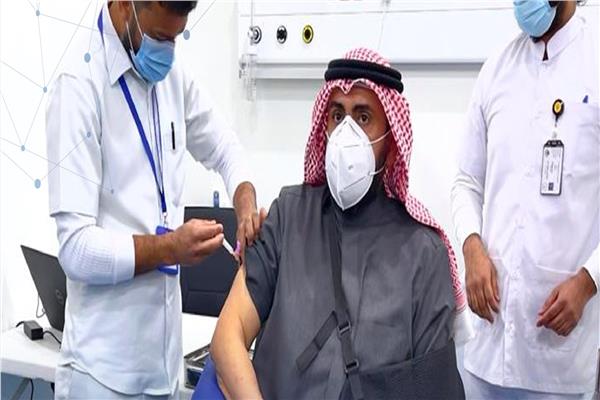  وزير الصحة الكويتي يتلقى لقاح كورونا