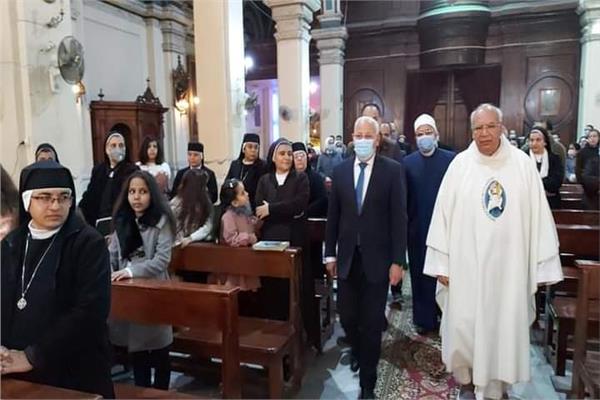 محافظ بورسعيد يقدم التهنئة للمسيحيين في الكنائس‎