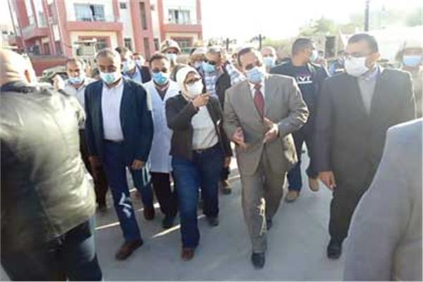<  وزيرة الصحة خلال جولتها مع محافظ شمال سيناء بمستشفى العريش العام