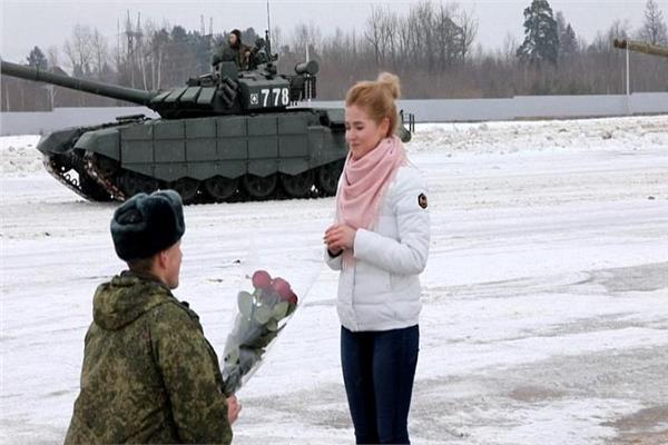 الملازم الروسى يطلب يد خطيبته للزواج 