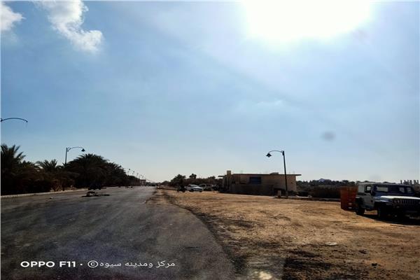 استمرار الأعمال لرصف طريق اصغر قرية مصرية 