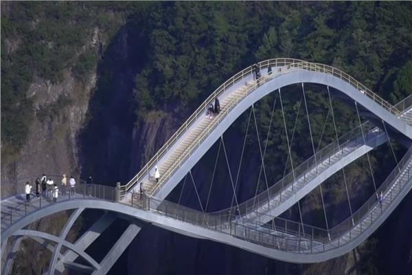 الجسر الزجاجي بالصين