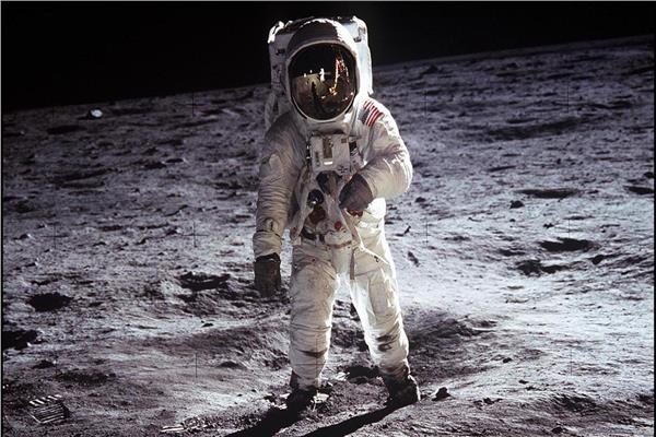 رائد الفضاء نيل أرمسترونج على سطح القمر