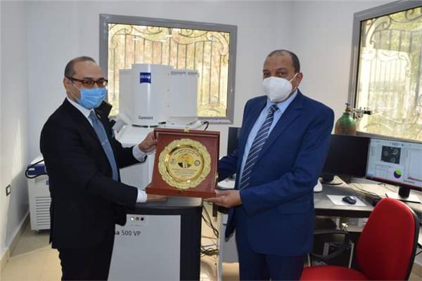 رئيس جامعة بني سويف يفتتح وحدة جهاز الميكروسكوب