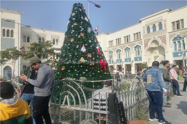 محطة مصر تتزين بأشجار الميلاد احتفالًا بالكريسماس