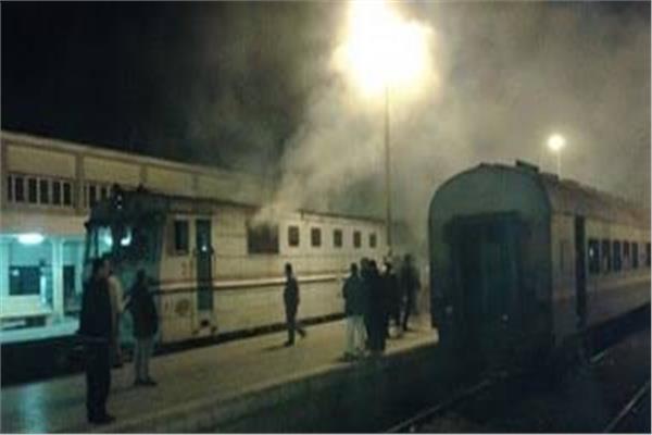 انبعاث أدخنة من قطار ركاب في المنصورة