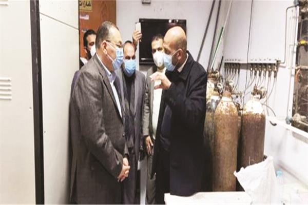  أعضاء اللجنة خلال فحص أجهزة التنفس بمستشفى الحسينية