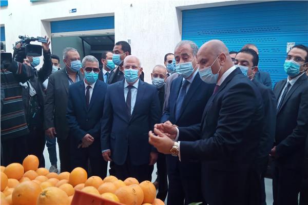 خلال افتتاح وزير التموين لسوق البازار للخضر والفاكهة 