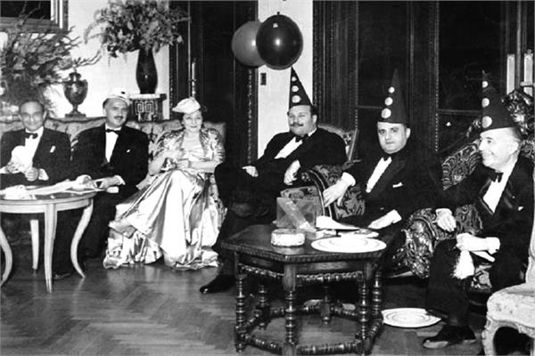 الملك فاروق يحتفل بقدوم العام الجديد مرتديا الطرطور 