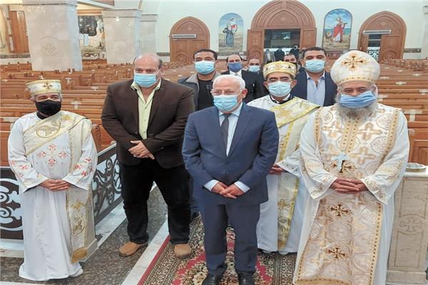 محافظ بورسعيد يقدم التهنئةللأخوة الأقباط في الكنيسة