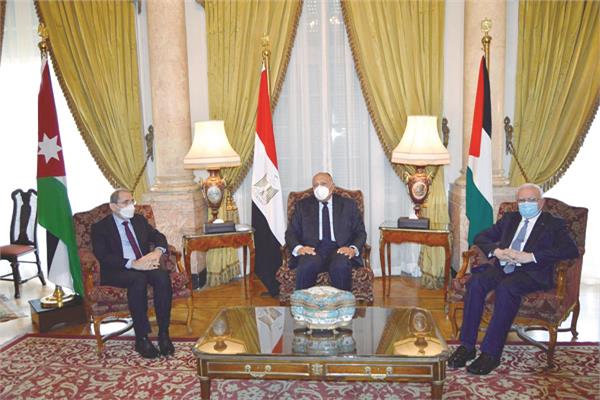 لقاء جمع بين وزير الخارجية سامح شكرى ونظيره الأردنى والفلسطينى فى القاهرة