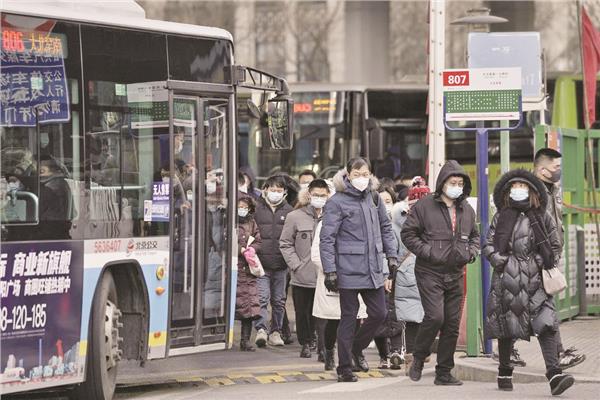 صينيون عند محطة حافلات على مشارف بكين