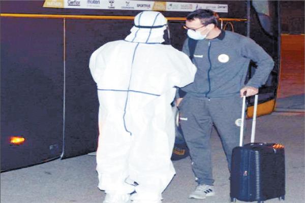 منتخب الأرجنتين يخضع للإجراءات الاحترازية لدى وصوله مطار القاهرة