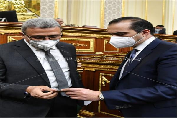 الأمين العام السابق محمود فوزي بسلم كارنيه العضوية للأمين العام الاسبق