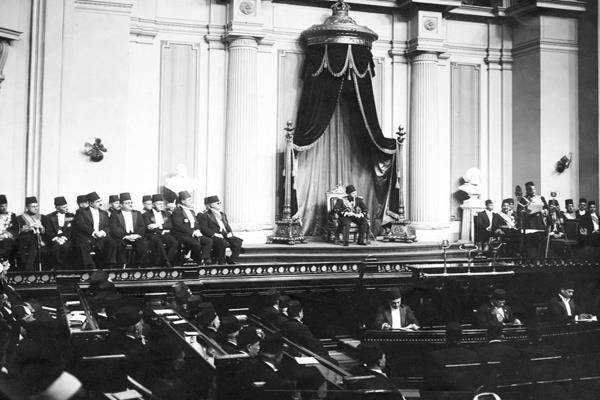 الملك فاروق يحلف اليمين أمام مجلس النواب