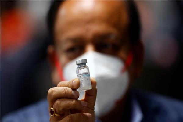 وزير الصحة الهندي يحمل جرعة لقاح كورونا