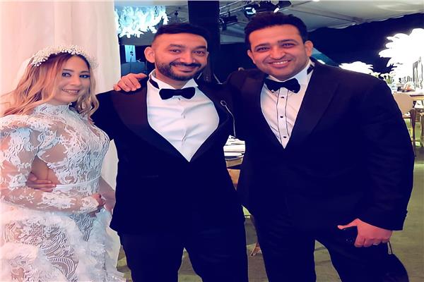 تامر حسين مع العروسين
