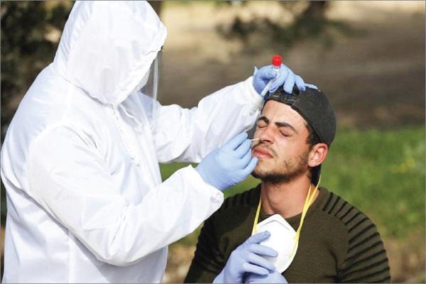 مواطن فلسطينى يخضع لفحوصات «الفيروس»