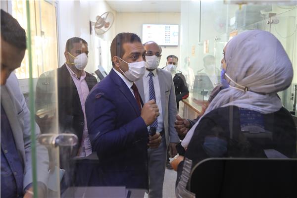 نائب محافظ قنا يتفقد مركز الخدمات التكنولوجية بمدينة نقادة