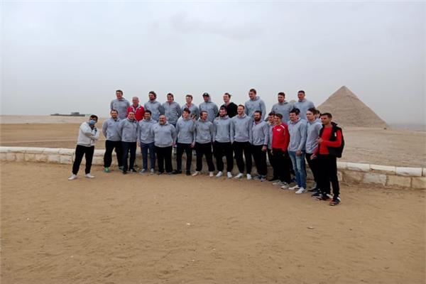  منتخب سويسرا لكرة اليد في جولة سياحية في الأهرامات 