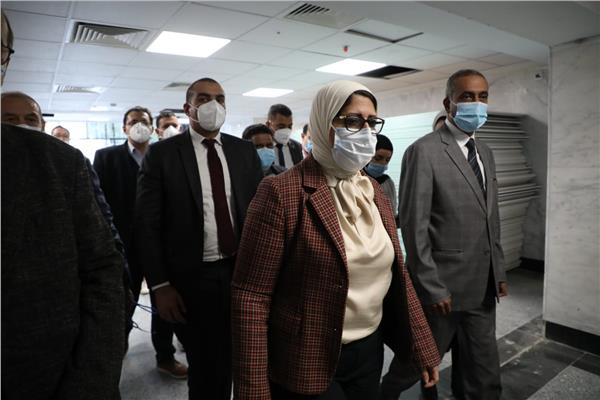 وزير الصحة خلال جولتها في المركز القومي للترصد والتحكم في الأمراض بمنطقة إمبابة