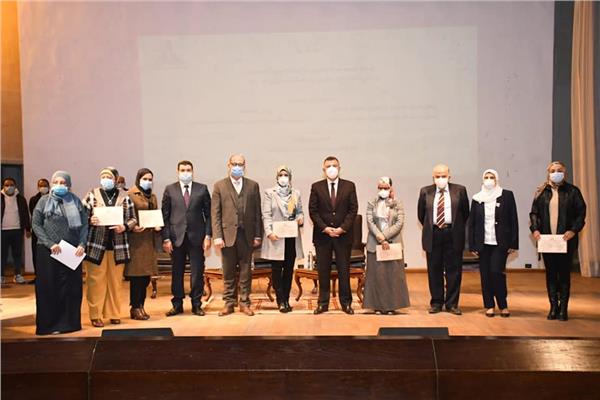 رئيس جامعة عين شمس يكرم أعضاء هيئه التدريس الحاصلين على مكافأة النشر الدولي