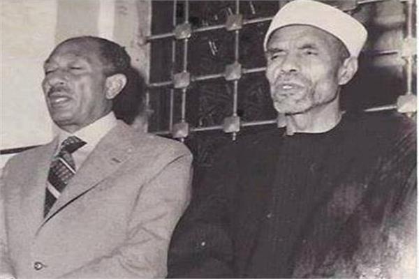 الشيخ الشعراوي يؤدي الصلاة برفقة الرئيس الراحل أنور السادات - أرشيفية