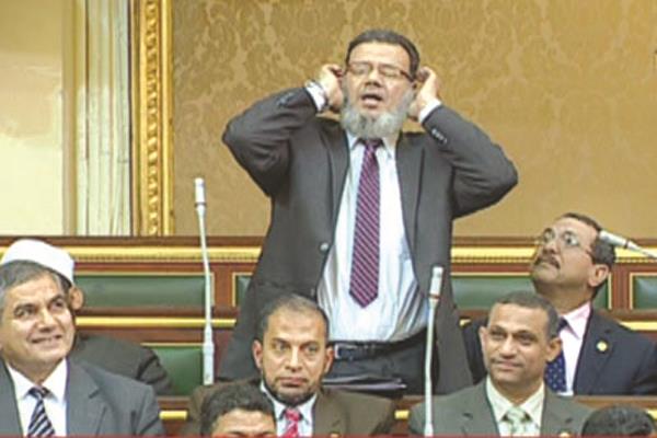ممدوح إسماعيل إخوانى الهوى يرفع الأذان فى برلمان ٢٠١٢