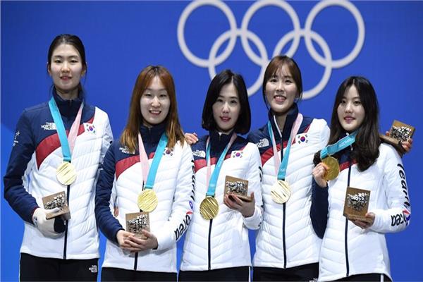 شيم سوك (أقصى اليسار) مع فريقها خلال دورة الألعاب الأولمبية الشتوية عام 2018