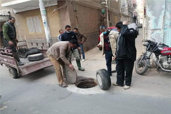 تركيب اغطية بلاعات الصرف بمدينة الخانكة استجابة للمواطنين