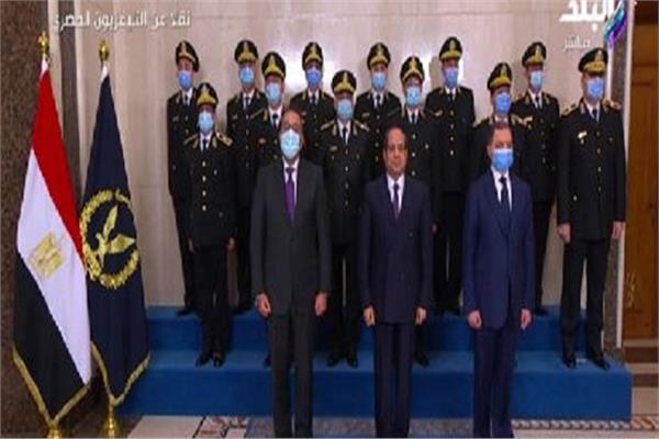 الرئيس السيسي يلتقط صورة تذكارية مع وزير الداخلية وقيادات الشرطة