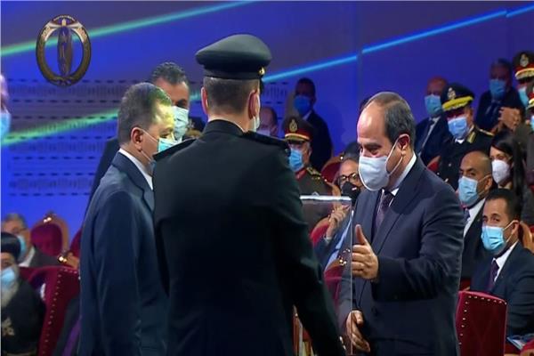 وزير الداخلية يهدى الرئيس السيسي هدية تذكارية فى عيد الشرطة