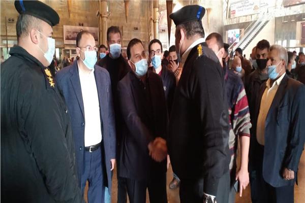 رئيس «السكة الحديد» يتابع العمل بمحطة مصر ويهنىء رجال الشرطة بعيدهم
