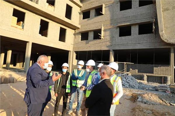 محافظ الوادي الجديد يتفقد أعمال الإنشاءات بمستشفى الداخلة الجديد 