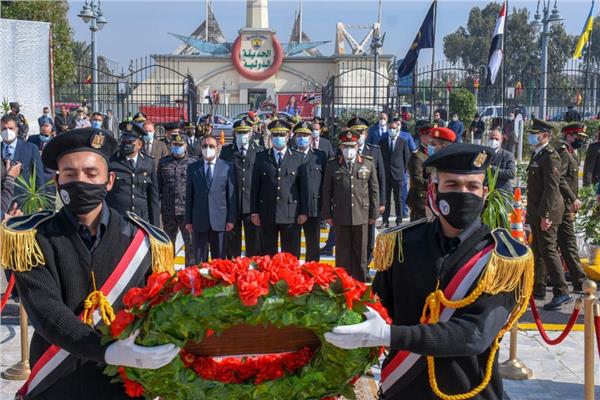 محافظ الإسكندرية يضع إكليل الزهور على النصب التذكاري لشهداء الشرطة  
