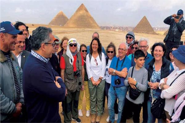 وزير السياحة مع السياح داخل الأهرامات 
