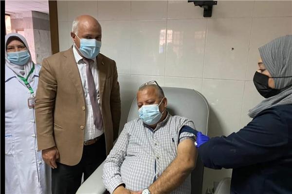 مدير مستشفى كفرالزيات العام اول من يتم حقنه بمصل الكورونا في الغربية