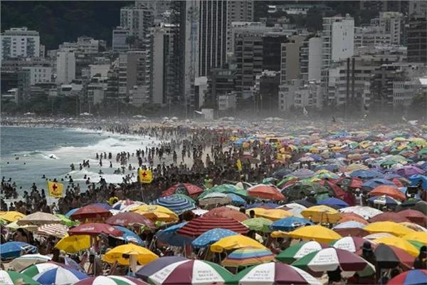البرازيل تقاوم كورونا بـ«المايوه والشمسية»