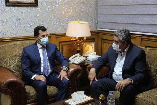 أحمد مجاهد مع وزير الشباب والرياضة أشرف صبحي