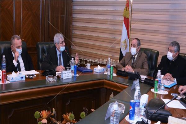  وزير الطيران يبحث مع الروس تطوير المجال الجوي المصري