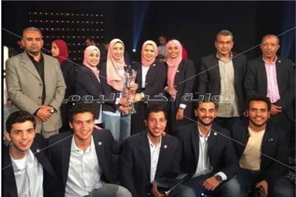 طلاب جامعة طنطا بعد فوزهم بكأس عباقرة الجامعات المصرية