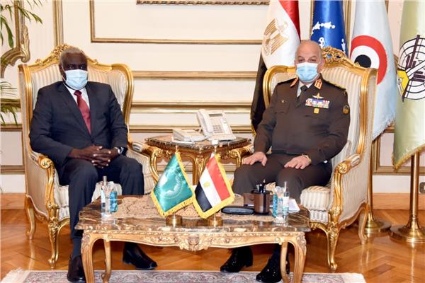 وزير الدفاع يلتقي رئيس مفوضية الإتحاد الأفريقي