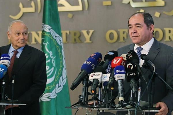  وزير الخارجية الجزائري صبري بوقدوم وأحمد ابو الغيط