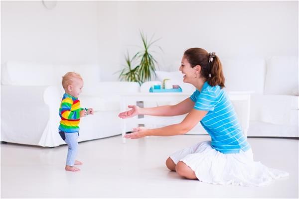 4 طرق تساعد طفلك على «التسنين والجلوس والمشي» سريعا
