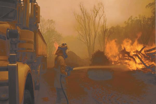 قطاع الإطفاء الوطني يكافح حرائق غابات أستراليا