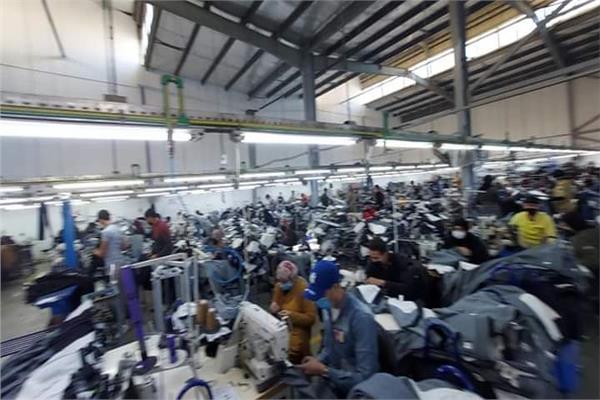 محافظ بورسعيد يتفقد مصنع ملابس جاهزة 