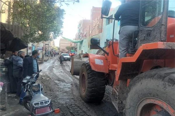 استمرار رفع مخلفات الامطار وتمهيد شارع المصرف القبلى بمدينة ملوى