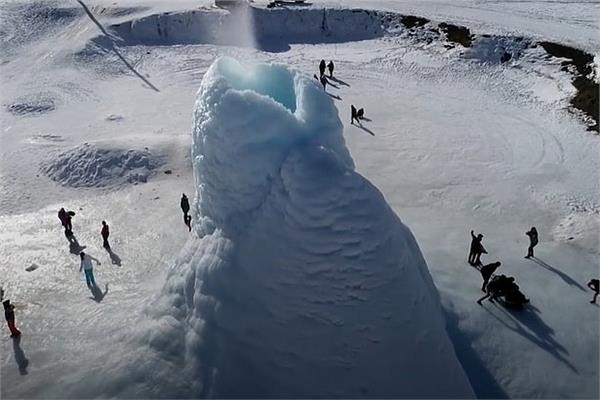 صورة فيديو | بركان جليدي يشكل ارتفاع 45 قدمًا في كازاخستان 