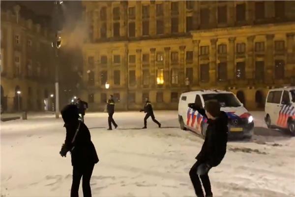 «معركة» بكرات الثلج في هولندا